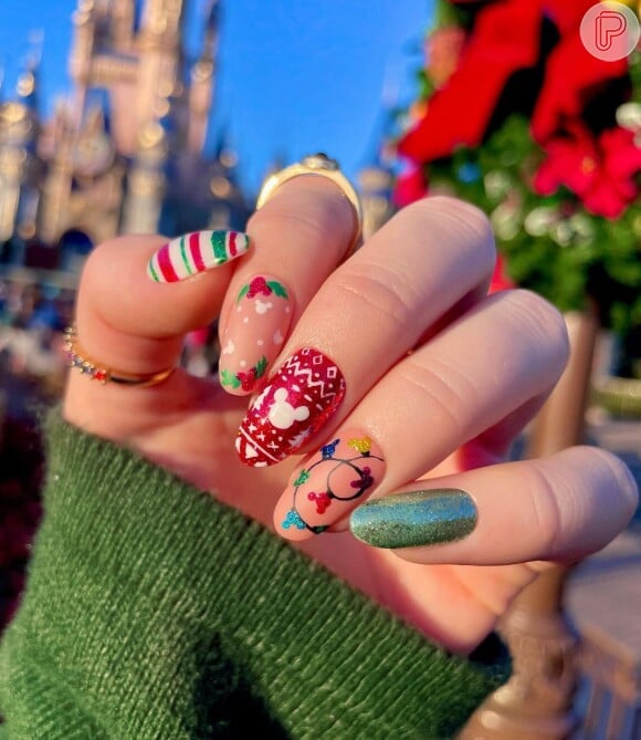 Unhas decoradas com elementos da Disney é opção divertida para usar no Natal