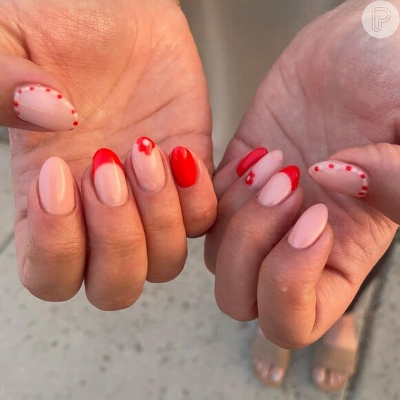 Unhas decoradas com elementos florais é versão delicada para usar no Natal