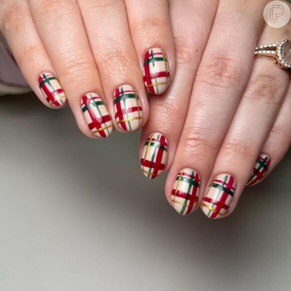 Unhas decoradas com xadrez natalino: as cores típicas do Natal se misturam nessa nail art