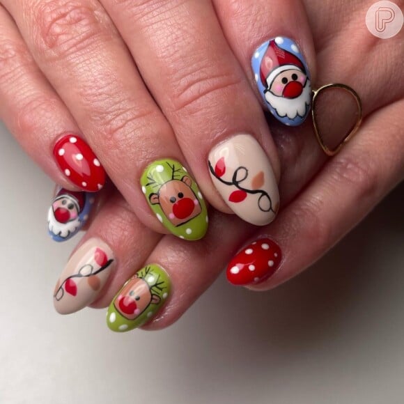 Natal com unha decorada: nessa nail art, vários elementos da data festiva aparecem com ar divertido