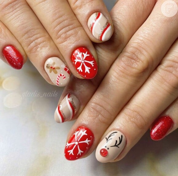 Unhas decoradas para Natal: inclua elementos natalinos como biscoitos, flocos de neve e rena para uma nail art mais divertida