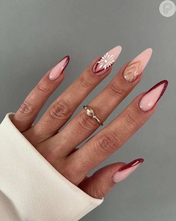 Unhas stilletto decoradas para Natal: essa combinação misturou esmalte bege, dourado e vermelho