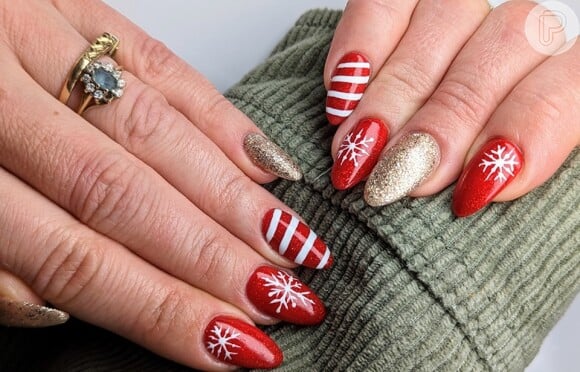 Unha decorada com esmalte vermelho em foco é opção criativa para o Natal