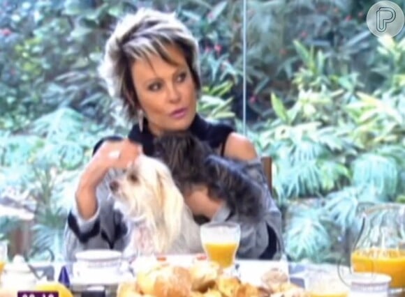 Ana Maria Braga segura a cadelinha Belinha durante o 'Mais Você'. Bichinho de estimação da apresentadora morreu aos 14 anos