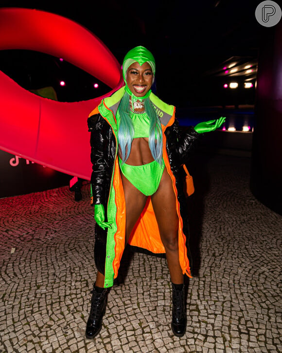 MC Soffia usou look em neon com recortes na barriga