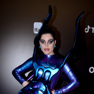 Azul metalizado deu ar futurista ao look de Gkay no Tik Tok Awards