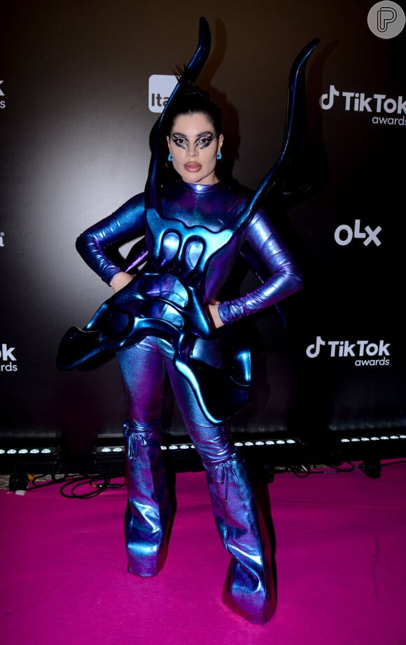 Azul metalizado deu ar futurista ao look de Gkay no Tik Tok Awards