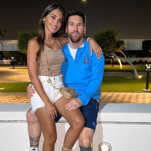 Messi e Antonella ficaram um tempo afastados quando o jogador assinou um contrato com o Barcelona