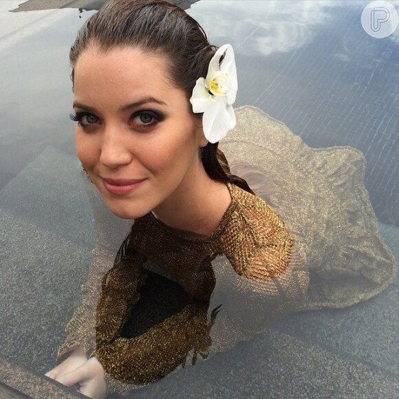 Nathalia Dill posa em enaio no Copacabana Palace