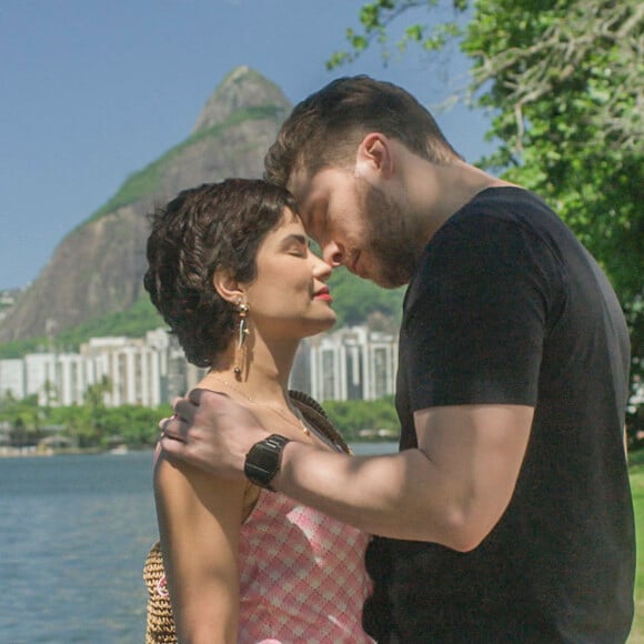 Caíque (Thiago Fragoso) e Leonor (Vanessa Giácomo) estavam namorando, mas agora a corretora rompeu a relação com o rapaz na novela 'Travessia'