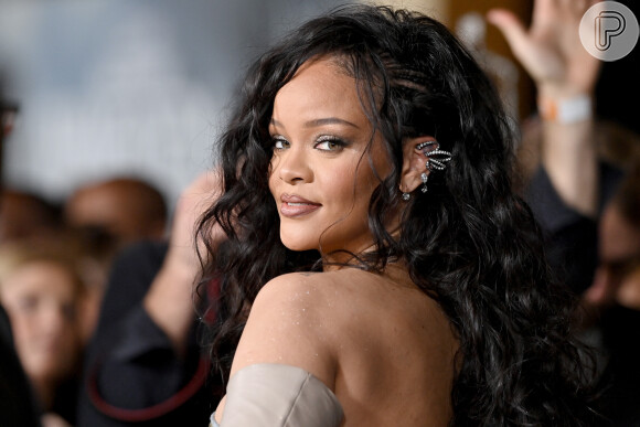 Rihanna ligou para jornalista e pediu para que ele divulgasse a primeira foto do filho por causa de paparazzi