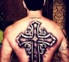Nas últimas semanas, Gusttavo Lima chamou atenção ao tatuar uma cruz gigante nas costas