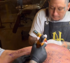 Gusttavo Lima tatuou cruz gigante nas costas em apenas 2 horas