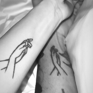 Gusttavo Lima e Andressa Suita têm uma tatuagem de casal: duas mãos entrelaçadas para simbolizar a união