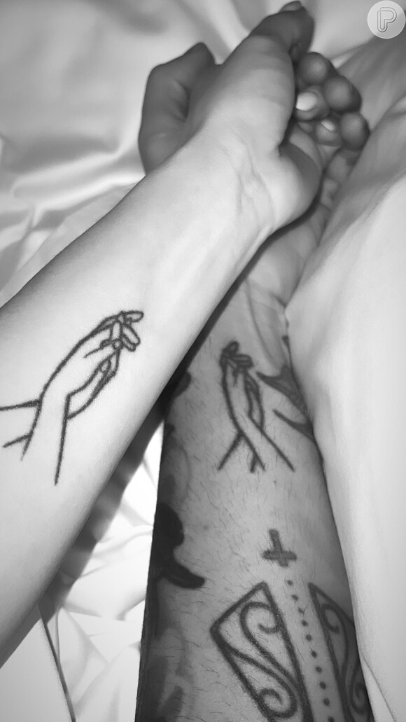 Gusttavo Lima e Andressa Suita têm uma tatuagem de casal: duas mãos entrelaçadas para simbolizar a união