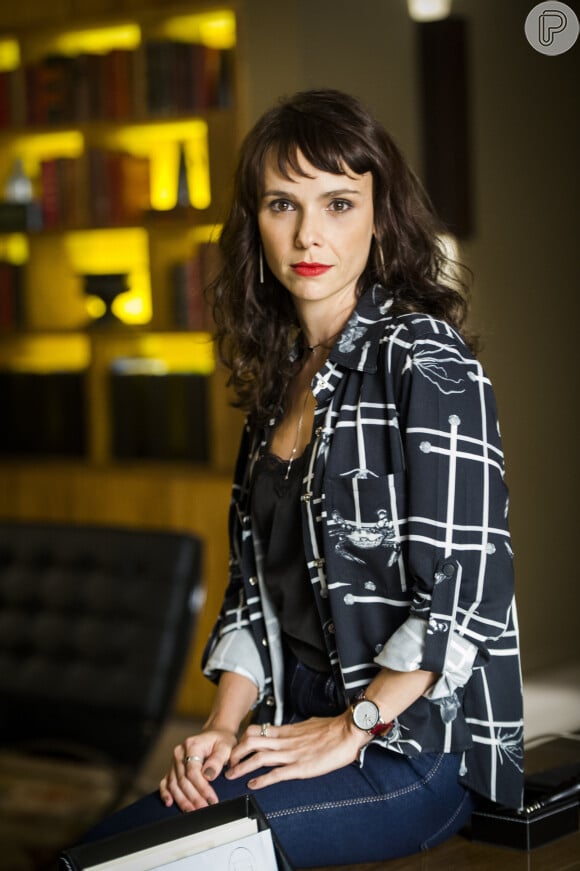Lucinda (Débora Falabella) é alvo de agressões do marido na novela 'Terra Vermelha'