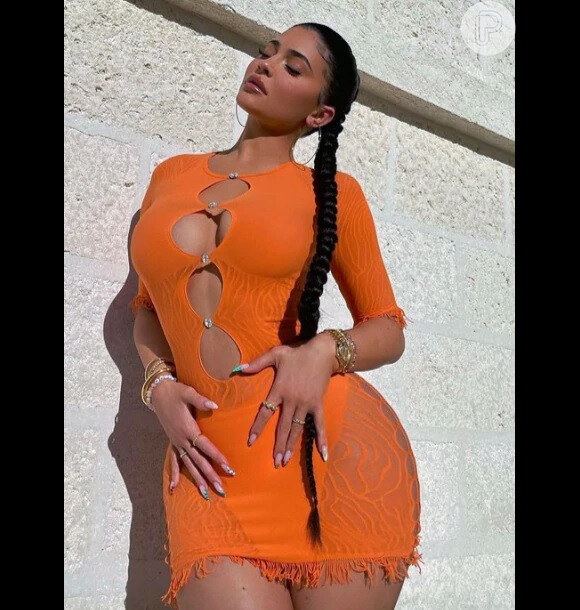 Vestido em laranja feito de tule é uma opção fresquinha para o Réveillon