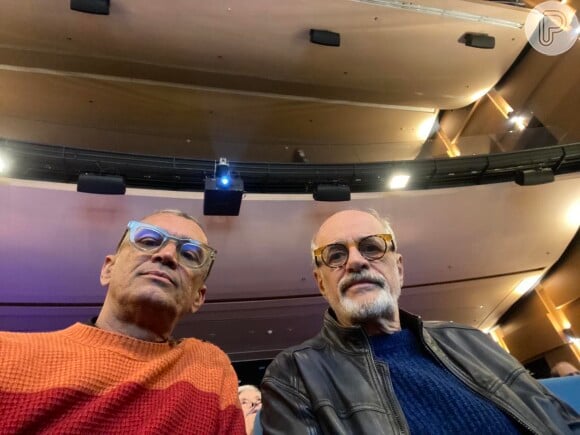 Marcos Caruso e Marcos Paiva aparecem juntinhos em fotos tiradas antes de espetáculos de teatro