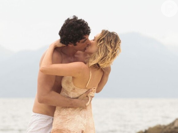 Juliana (Mariana Ximenes) e Nando (Reynaldo Gianecchini) se beijam em uma ilha deserta, em 'Guerra dos Sexos', em 27 de março de 2013