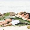 Juliana (Mariana Ximenes) e Nando (Reynaldo Gianecchini) dormem juntos na ilha deserta, em 'Guerra dos Sexos'