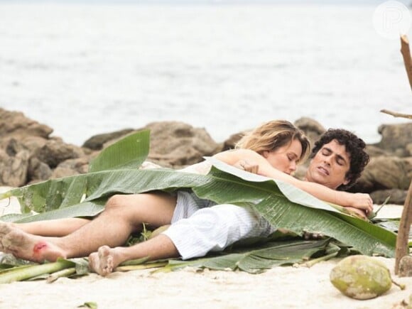 Juliana (Mariana Ximenes) e Nando (Reynaldo Gianecchini) dormem juntos na ilha deserta, em 'Guerra dos Sexos'