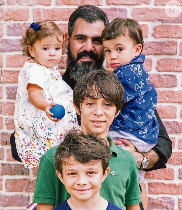 Juliano Cazarré é pai de 5 filhos, sendo 3 meninos e 2 meninas.