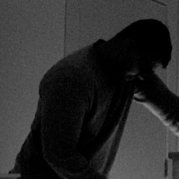 Juliano Cazarré reza pela filha internada em hospital desde o nascimento