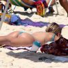 Yasmin Brunet se bronzeou na praia de Ipanema sem a parte de cima do biquíni