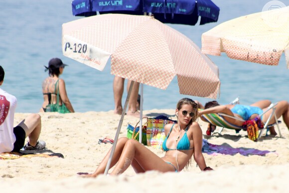 Yasmin Brunet colocou o bronzeado em dia na praia de Ipanema, no Rio