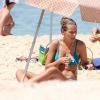 Yasmin Brunet aproveitou o sol forte e foi à praia no Rio de Janeiro