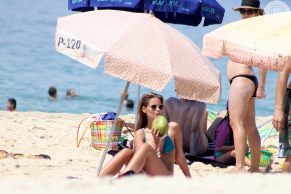 Yasmin Brunet se refrescou com água de coco geladinha trazida pelo marido