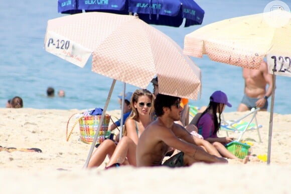Yasmin Brunet com o marido, Evandro Soldati, na praia de Ipanema