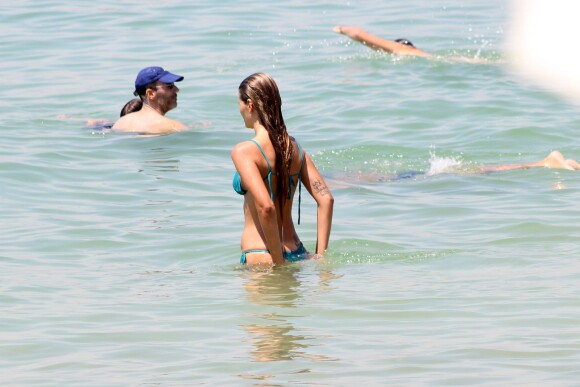 Yasmin Brunet deu uma ajeitadinha na calcinha no mar da praia de Ipanema