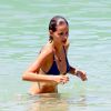 Yasmin Brunet se refrescou no mar da praia da Ipanema