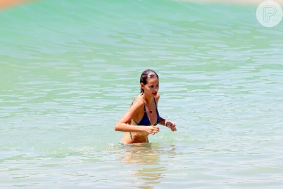 Yasmin Brunet se refrescou no mar da praia da Ipanema