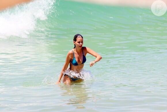 Yasmin Brunet tentou fugir da onda no mar de Ipanema, no Rio