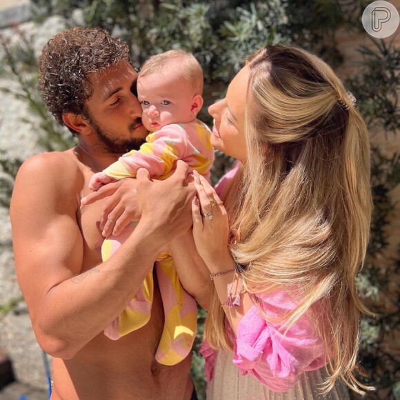 O ex-BBB Lucas Chumbo se tornou pai pela primeira vez. Sua mulher, a advogada Monise Alves, deu à luz Maitê em 9 de maio de 2022