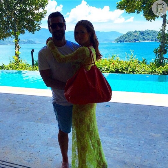 Marina Ruy Barbosa compartilhou foto no Instagram onde aparece abraçando o namorado, Caio Nabuco, neste sábado, 3 de janeiro de 2015