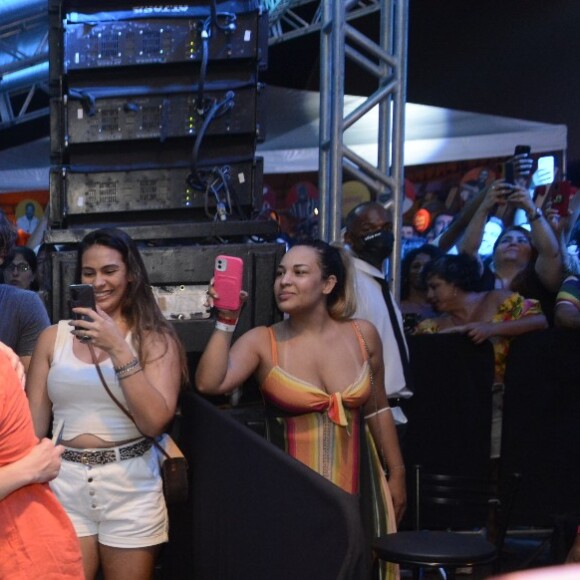 Paolla Oliveira ganhou um 'chega mais' de Diogo Nogueira durante show do sambista no dia 23 de janeiro