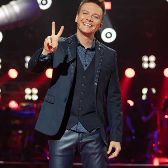 Michel Teló é técnico do 'The Voice Brasil' e Thais Fersoza, apresentadora ao lado de Fátima Bernardes