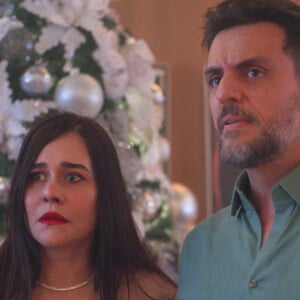 Guida (Alessandra Negrini) se surpreede ao descobrir que Débora (Grazi Massafera) se relacionou com Moretti (Rodrigo Lombardi) na novela 'Travessia'