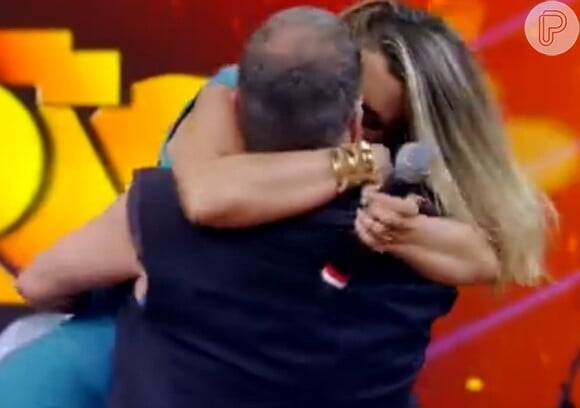 Flávia Alessandra e Jorge Fernando trocaram um beijo na tarde deste sábado, 3 de janeiro de 2015