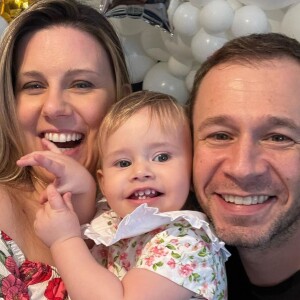 Filha de Daiana Garbin com Tiago Leifert tem retinoblastoma, um câncer raro e que acontece nas células da retina