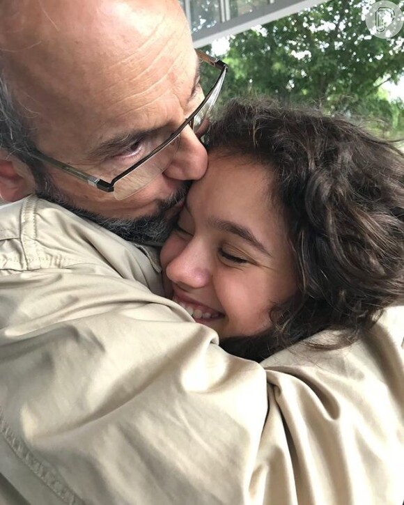 Filha de Ernesto Paglia e Sandra Annenberg, Elisa destacou uma das qualidades do pai: 'Um profissional dedicado, que sempre deu seu melhor em tudo que fez'
