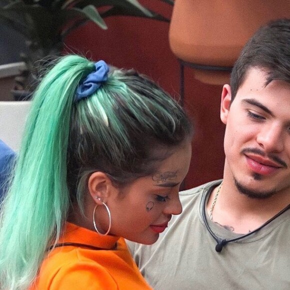 Thomaz Costa e Tati Zaqui começaram a se relacionar na Fazenda