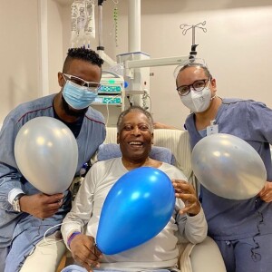 Pelé estava internado há um mês para tratar um câncer no intestino