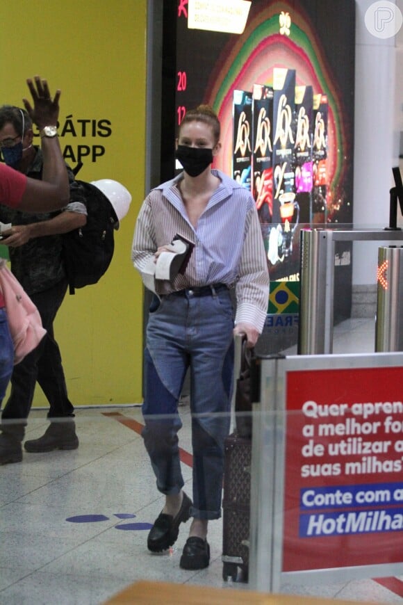 O jeans de Marina Ruy Barbosa chamou atenção no look usado pela atriz para viajar