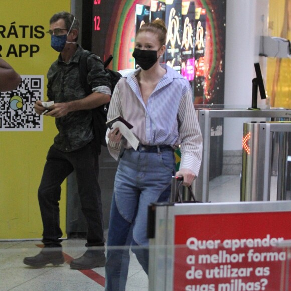 Marina Ruy Barbosa embarcou de coque e sem maquiagem no Rio de Janeiro