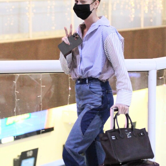 Marina Ruy Barbosa dispensa maquiagem ao embarcar com jeans estiloso no Rio. Fotos!
