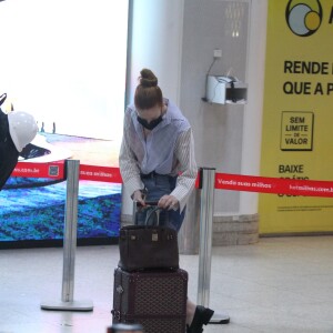 Marina Ruy Barbosa foi fotografada ao embarcar no Rio de Janeiro